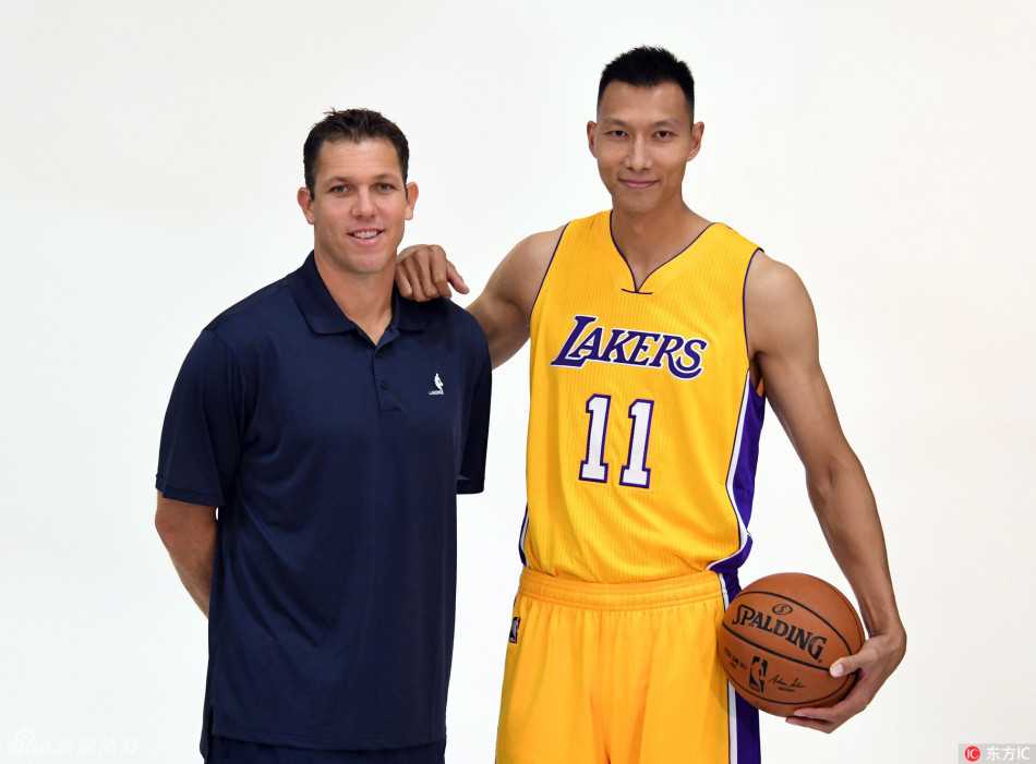 易建联湖人季前赛全回顾:从踌躇满志到守护内线 面对镜头,易建联竖起大拇指,神情轻松而踌躇满志,仿佛在向所有关注他的人传递一个信号:我准备好了。