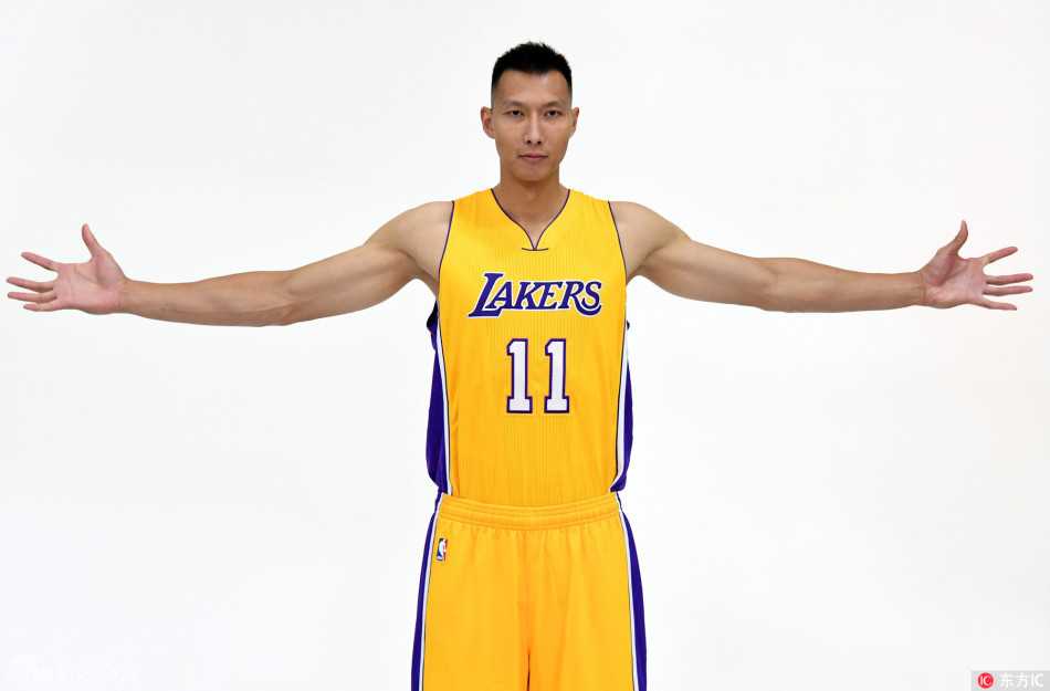 易建联湖人季前赛全回顾:从踌躇满志到守护内线 赛场上,易建联高高跃起,在对方中锋的头上强硬摘下篮板,肌肉的线条与专注的神情展现了他守护禁区的决心。