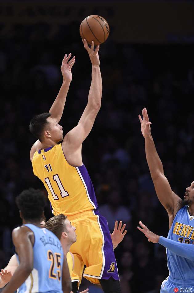 易建联湖人第二战:末节十分钟的坚持与遗憾 易建联眼神专注,身披紫金战袍在斯台普斯中心严阵以待,目光中透露出对赛场的渴望与坚定。