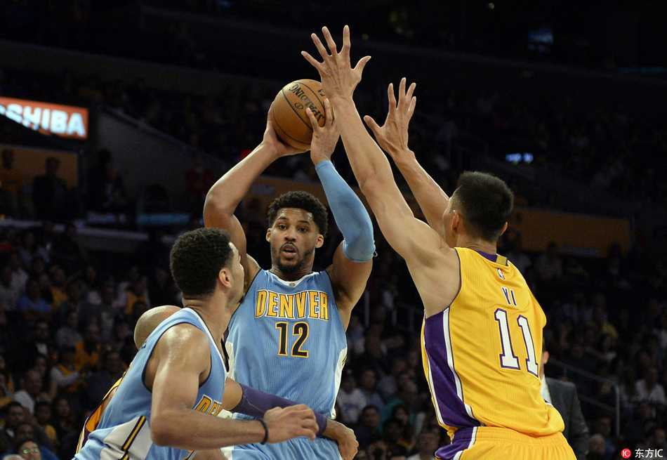 易建联湖人第二战:末节十分钟的坚持与遗憾 易建联在三分线外果断出手,皮球在空中划出弧线,整个球馆的目光都聚焦于此,气氛紧张到了极点。