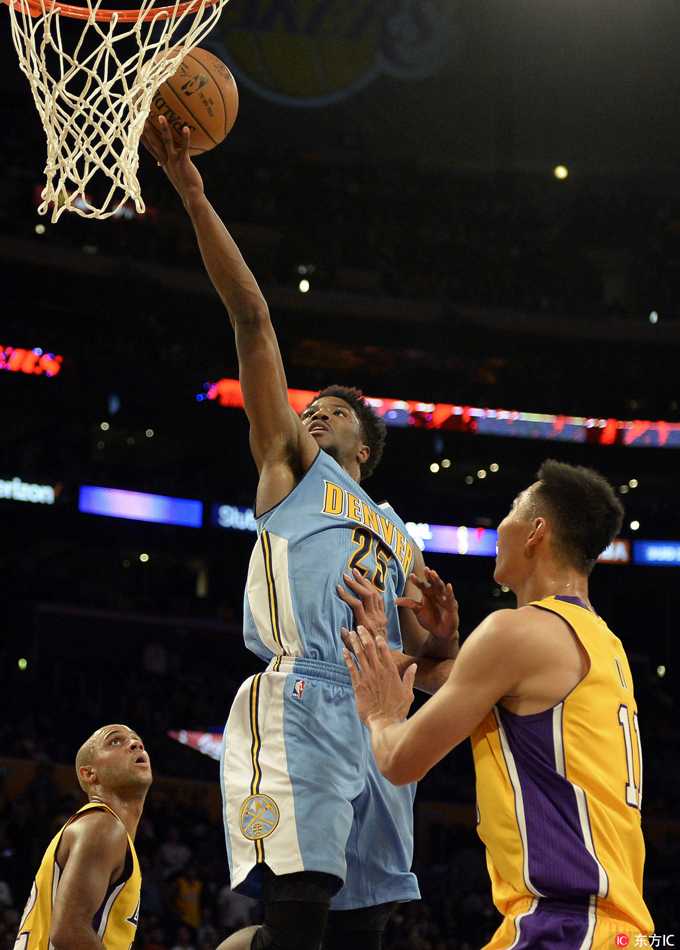 易建联湖人第二战:末节十分钟的坚持与遗憾 易建联在人群中奋力拼抢篮板,高高跃起的姿态展现了他对每一个球权的渴望和在内线的积极拼抢。