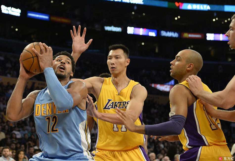 易建联湖人第二战:末节十分钟的坚持与遗憾 当被替换下场时,易建联神情平静地与队友击掌,虽然数据平平,但他已在这十分钟里倾尽所有。