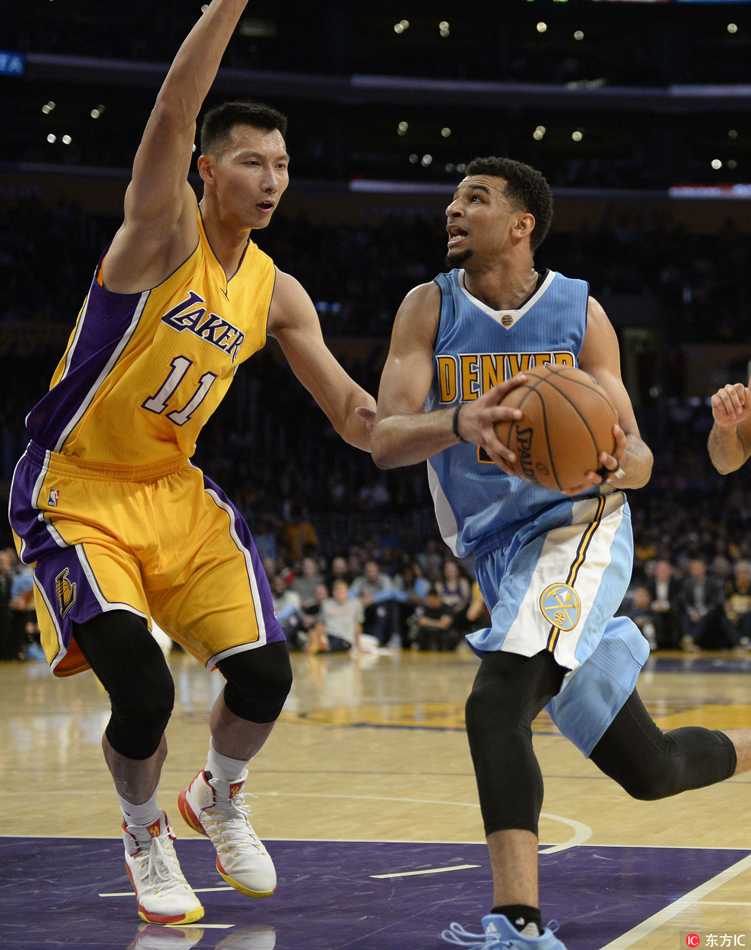 易建联湖人第二战:末节十分钟的坚持与遗憾 易建联在低位持球,面对防守者冷静地观察队友跑位,随时准备将球传给机会更好的队友。