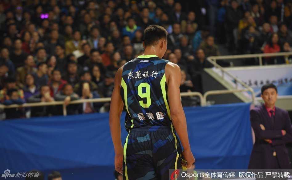 易建联率广东宏远客场险胜江苏肯帝亚 太空易上演经典时刻 赛前专注的热身时刻,易建联在空无一人的半场进行投篮训练,目光如炬,为即将到来的激战调试着出手弧度。