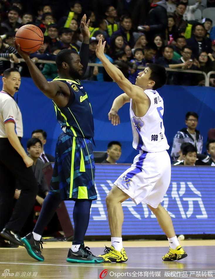 易建联率广东宏远客场险胜江苏肯帝亚 太空易上演经典时刻 易建联高高跃起,在空中用单手将球揽入怀中,完成一次关键的篮板球争抢,眼神中充满对胜利的渴望。