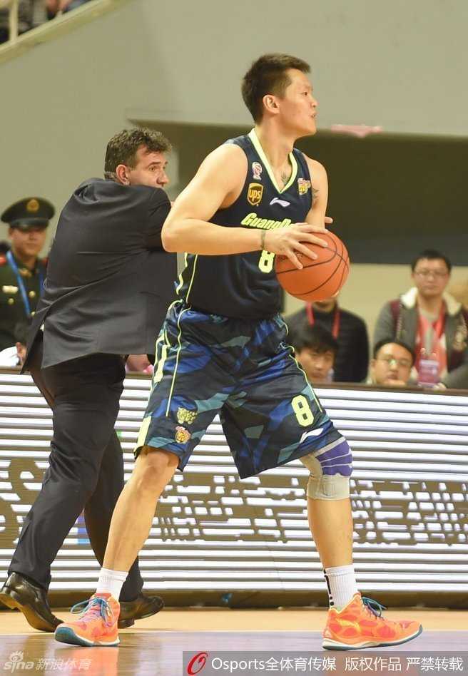 易建联率广东宏远客场险胜江苏肯帝亚 太空易上演经典时刻 易建联篮下强打,背身单打对手,肌肉紧绷,展现出了极强的核心力量与篮下统治力。