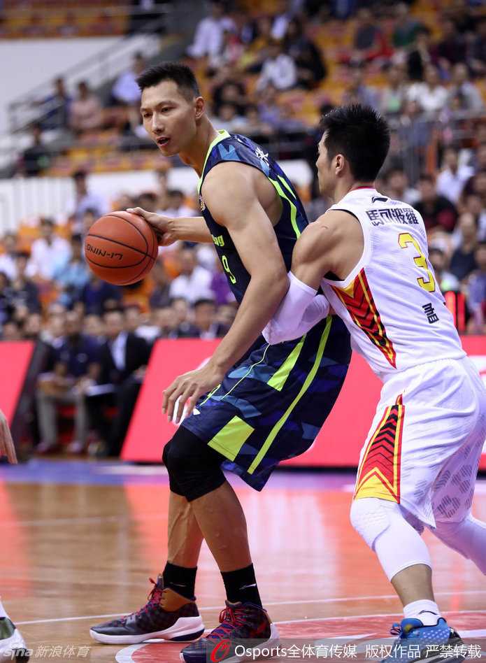 易建联王者归来:后仰跳投与霸气扣篮铸就的传奇之夜 易建联穿着白黄配色的李宁超轻十代篮球鞋,在场上做赛前热身,球鞋的流线型设计显得十分抢眼。