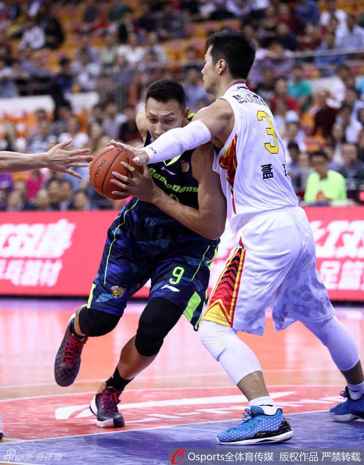 易建联王者归来:后仰跳投与霸气扣篮铸就的传奇之夜 易建联高高跃起,双手大力灌篮,篮筐被他拉得变了形,整个人的姿态充满了爆炸性的力量感,背景是模糊的欢呼人群。