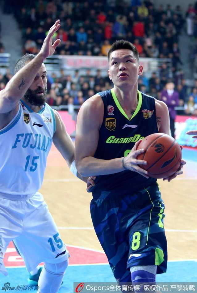 易建联的蓝衣岁月:从单防卡特到国家队脊梁的热血瞬间 杜锋在场边眉头紧锁双手做着手势大声呼喊,焦急的神情仿佛恨不能自己披挂上阵,场上的每一个细节都牵动着这位少帅的心