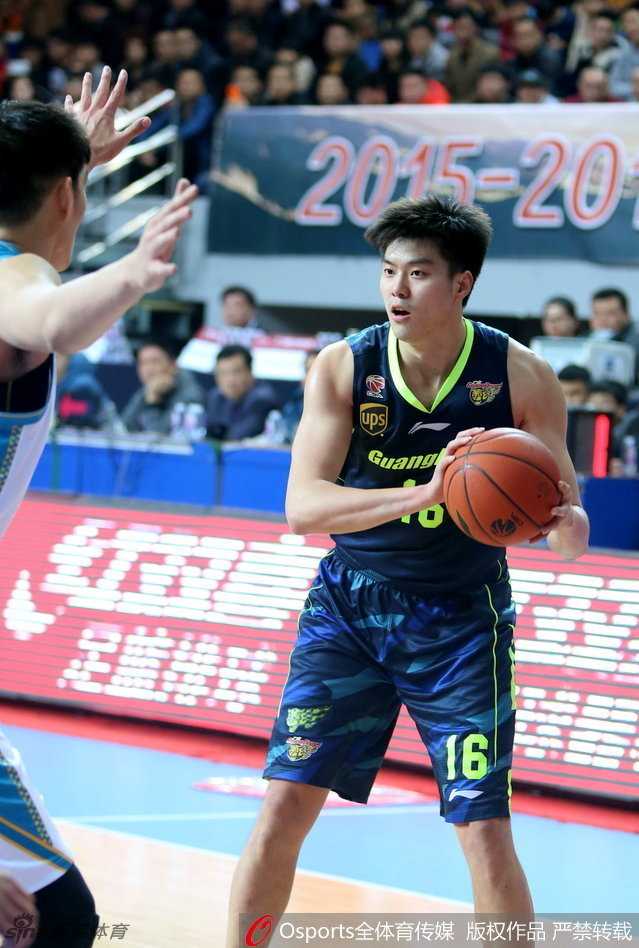 易建联的蓝衣岁月:从单防卡特到国家队脊梁的热血瞬间 易建联站上罚球线,全场屏息凝视,他深吸一口气手腕轻抖,篮球划过一道完美的弧线,这个瞬间的沉稳彰显着他作为球队核心的大心脏