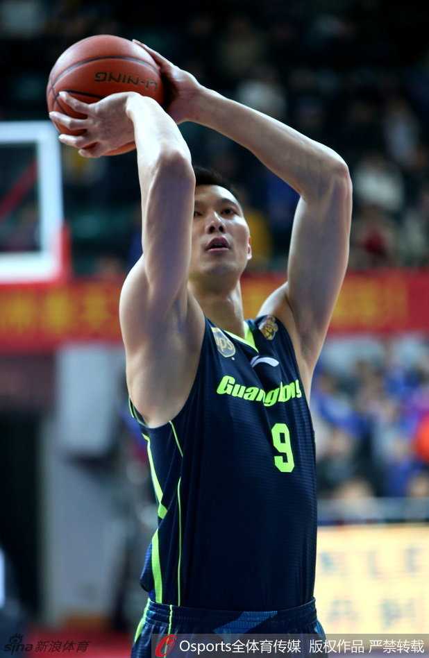 易建联的蓝衣岁月:从单防卡特到国家队脊梁的热血瞬间 易建联腾空而起如大鹏展翅,单手劈扣砸向篮筐,整个球馆为之震颤,霸气的表情中写满了不可阻挡的统治力