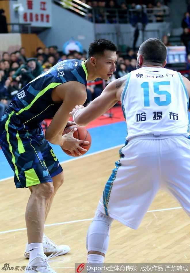 易建联的蓝衣岁月:从单防卡特到国家队脊梁的热血瞬间 篮下的肌肉碰撞火花四溅,卡特顶着防守强起上篮,整个人在空中如一张拉满的弓,展现着NBA顶级得分手的力量与柔韧性