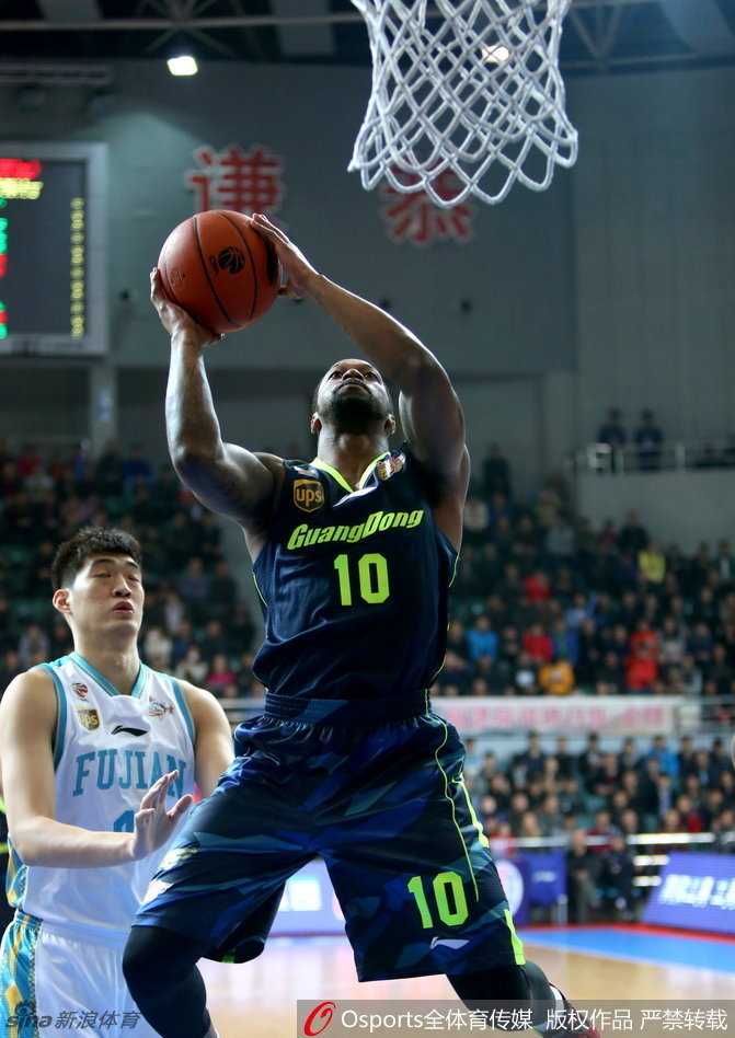 易建联的蓝衣岁月:从单防卡特到国家队脊梁的热血瞬间 朱芳雨持球直杀篮下,肌肉线条在发力中清晰可见,他顶着防守人强行起跳,指尖轻柔地将球送向篮板,这是典型的小猪式强硬上篮