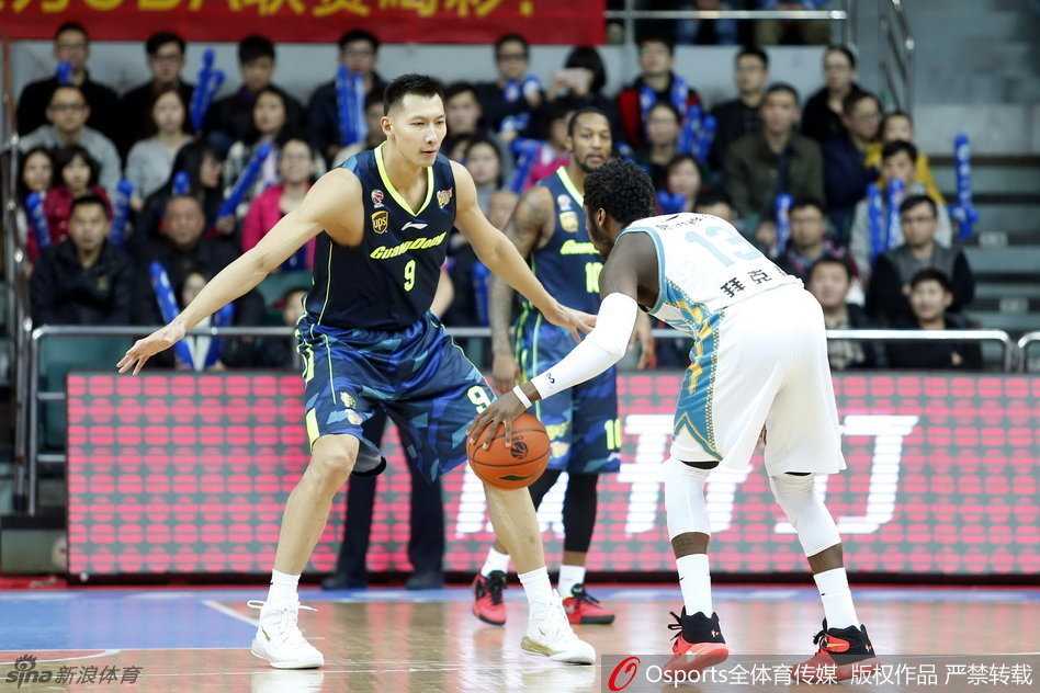 易建联的蓝衣岁月:从单防卡特到国家队脊梁的热血瞬间 易建联眼神如炬,面对文斯卡特的突破毫不退让,长臂张开形成一道密不透风的防守屏障,这一刻他仿佛要用身体证明中国飞人的含金量