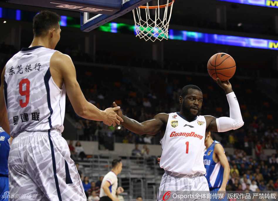 易建联篮下暴扣震全场 父母现场见证王者归来 易建联在父母关切的目光注视下,神情专注地走上罚球线,眼神中透露出必胜的决心。