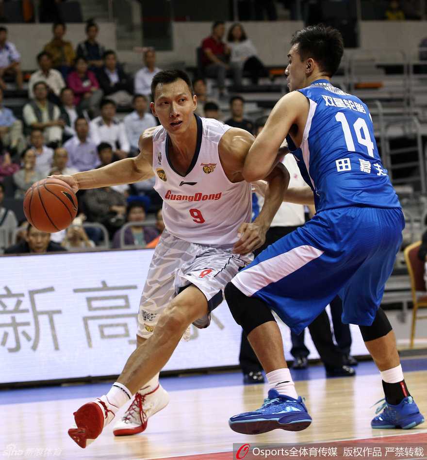 易建联篮下暴扣震全场 父母现场见证王者归来 面对两人包夹防守,易建联毫无惧色,强硬起跳上演单手暴扣,展现篮下统治力。