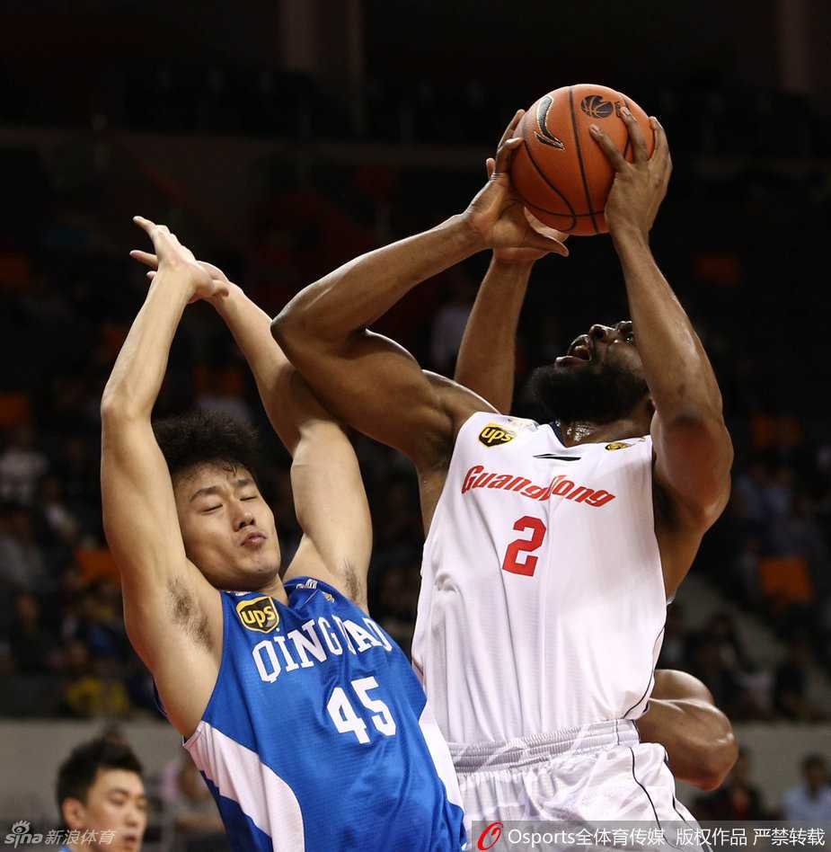易建联篮下暴扣震全场 父母现场见证王者归来 陈江华运球快速推进至前场,面对防守球员压低重心,准备发动新一轮攻势。