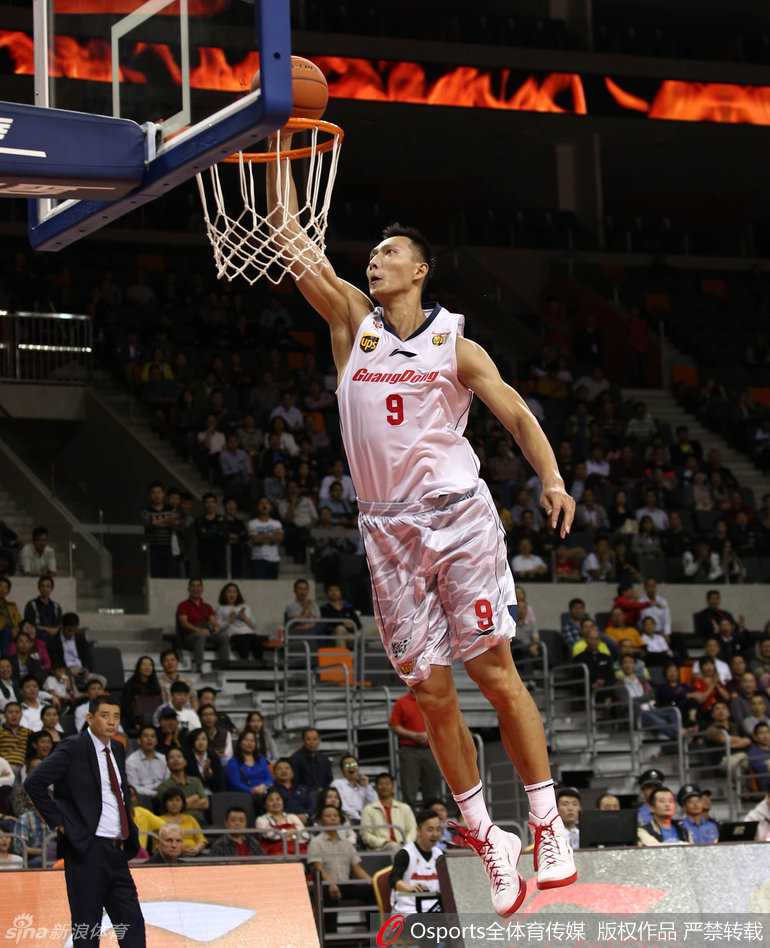 易建联篮下暴扣震全场 父母现场见证王者归来 拜纳姆灵活运球突破防守,眼神犀利观察队友跑位,准备为队友送出精妙传球。