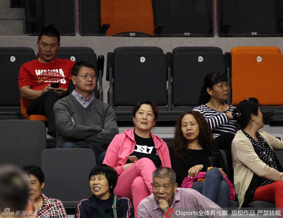 易建联篮下暴扣震全场 父母现场见证王者归来 易建联用球衣遮住面部,难掩激动之情,身后是呼啸而过的赛场和热情的球迷。