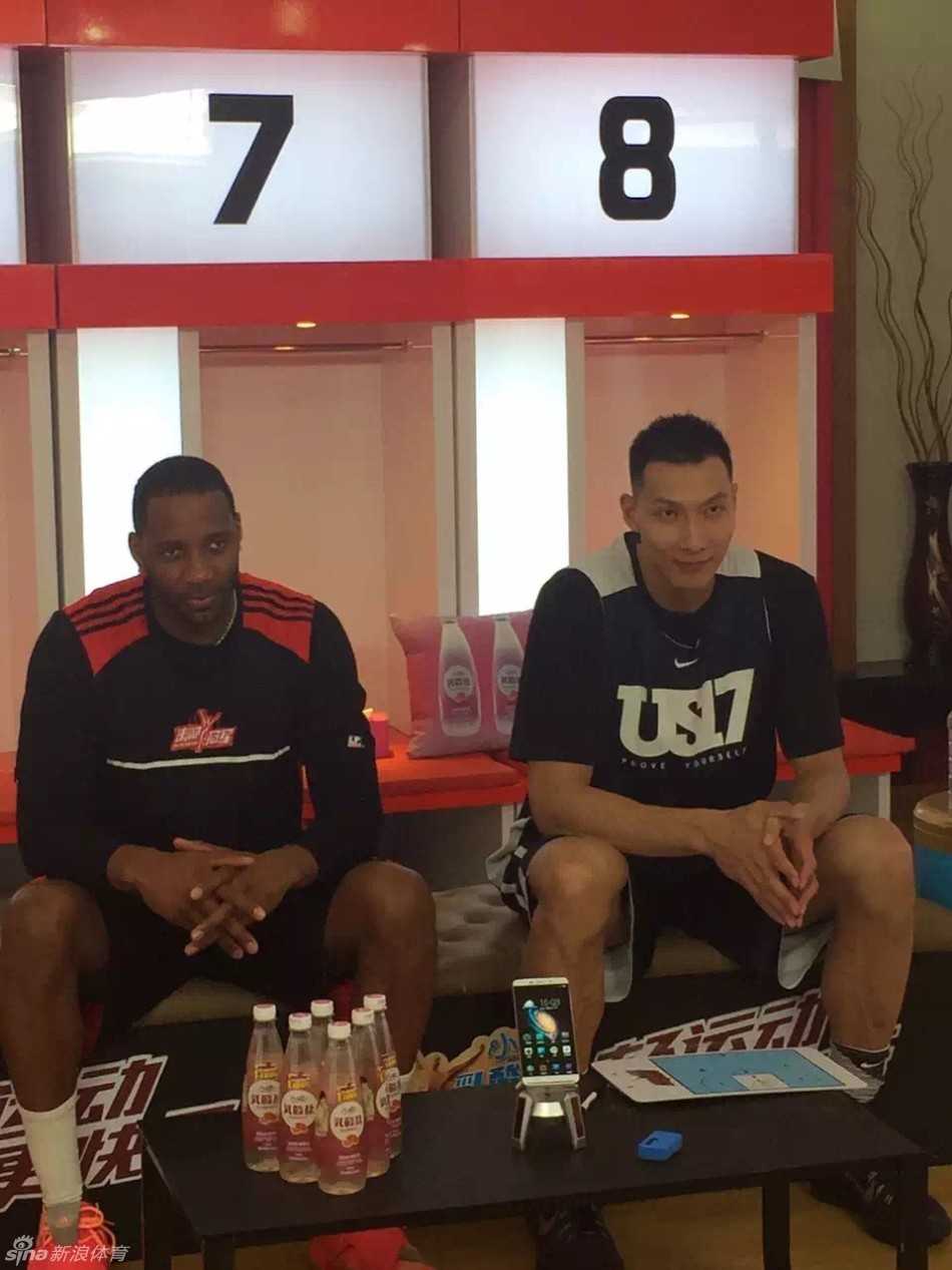 易建联联手麦蒂亮相综艺秀 与黑人贾乃亮上演篮球狂欢 录制现场,易建联与搞怪的Ella和贾乃亮互动,阿联被逗得开怀大笑,展现了球场下阳光大男孩的亲切一面。