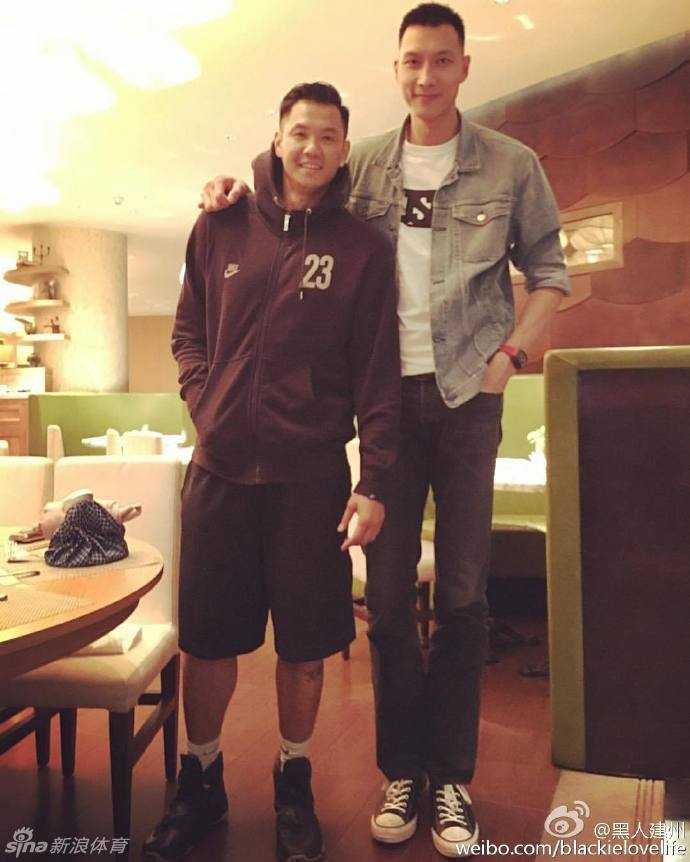 易建联联手麦蒂亮相综艺秀 与黑人贾乃亮上演篮球狂欢 篮球巨星麦蒂与易建联在节目后台的珍贵合影,两人手中拿着特制道具,笑容轻松,这是他们首次在综艺节目中搭档。
