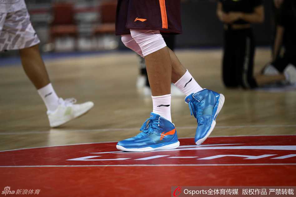 易建联脚踏李宁战靴踩场热身 京粤大战前上演王者归来 易建联连续进行胯下运球练习,球感极佳。这不仅是一次简单的热身,更是他向外界传递的信号:无论场外有何纷扰,场内他依然是那个无所不能的领袖。