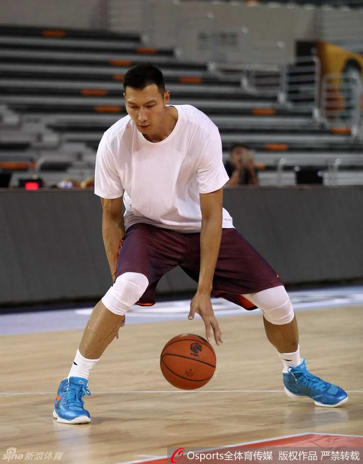 易建联脚踏李宁战靴踩场热身 京粤大战前上演王者归来 易建联在训练中展现扎实的基本功,背后运球衔接顺畅。新战靴与他仿佛融为一体,丝毫看不出这是首次穿着该款球鞋进行正式比赛热身。