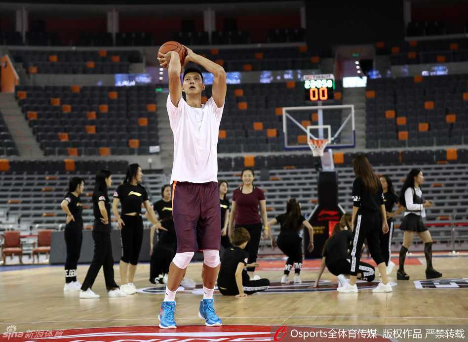 易建联脚踏李宁战靴踩场热身 京粤大战前上演王者归来 易建联眼神专注,在空荡的球馆内进行赛前最后的热身,脚上的李宁战靴格外醒目,他正用严谨的态度宣告自己的回归。