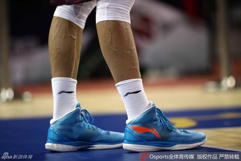 易建联脚踏李宁战靴踩场热身 京粤大战前上演王者归来 特写镜头下,易建联脚上的李宁“超轻十代”战靴纹理清晰,这双复刻经典承载着无数期待,它将陪伴阿联在今晚的比赛中冲锋陷阵。