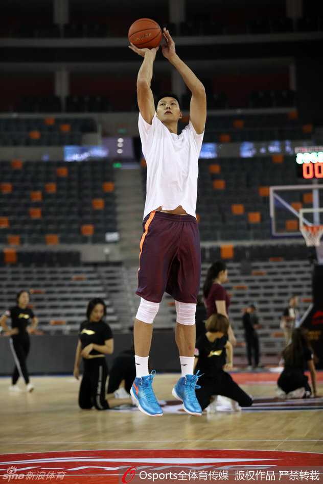 易建联脚踏李宁战靴踩场热身 京粤大战前上演王者归来 易建联在三分线外从容出手,篮球在空中划出优雅的抛物线。他舒展的身姿和柔和的手感,宣告着核心球员的竞技状态已调整至最佳。