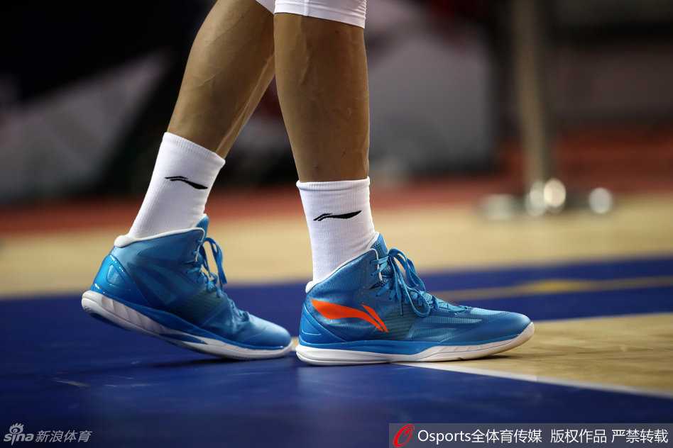 易建联脚踏李宁战靴踩场热身 京粤大战前上演王者归来 易建联运球至场地中央,环顾四周,神情坚毅。身后是正在热身的队友和空荡荡的看台,几个小时后,这里将为他见证一场伟大的胜利。