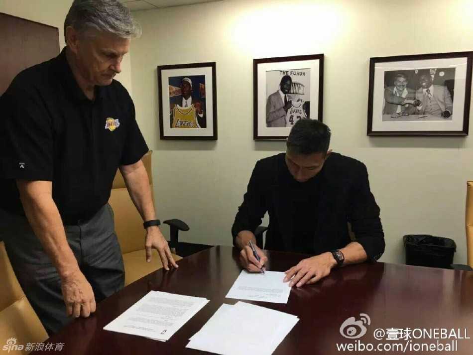 易建联重返NBA加盟湖人,自信微笑开启紫金新篇章 易建联站在湖人队传奇的更衣室内,注视着墙上的照片,感受着这支豪门球队深厚的底蕴。