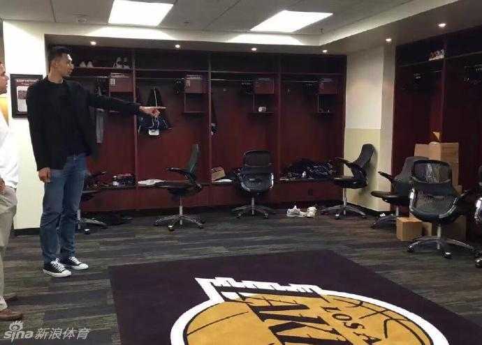 易建联重返NBA加盟湖人,自信微笑开启紫金新篇章 易建联在训练场上进行拉伸,身体状态极佳,为新赛季的激烈竞争做好了充分准备。