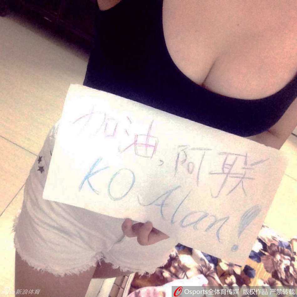 易建联领军豪取四连胜 篮球宝贝热舞引爆东莞主场 宏远啦啦队队长领舞开场秀,金色热裤闪耀全场,队员们用最饱满的热情为四连胜拉开序幕