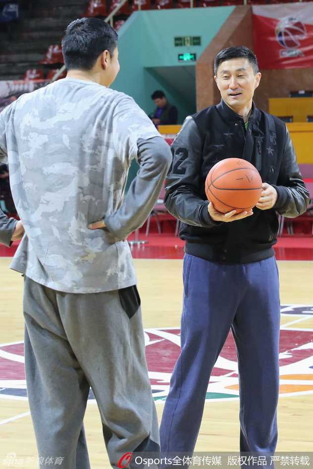 易建联领衔广东众将厉兵秣马 静候军粤大战王治郅现身 老将朱芳雨宝刀未老,在赛前投篮训练中稳稳出手,举手投足间尽显冠军底蕴。