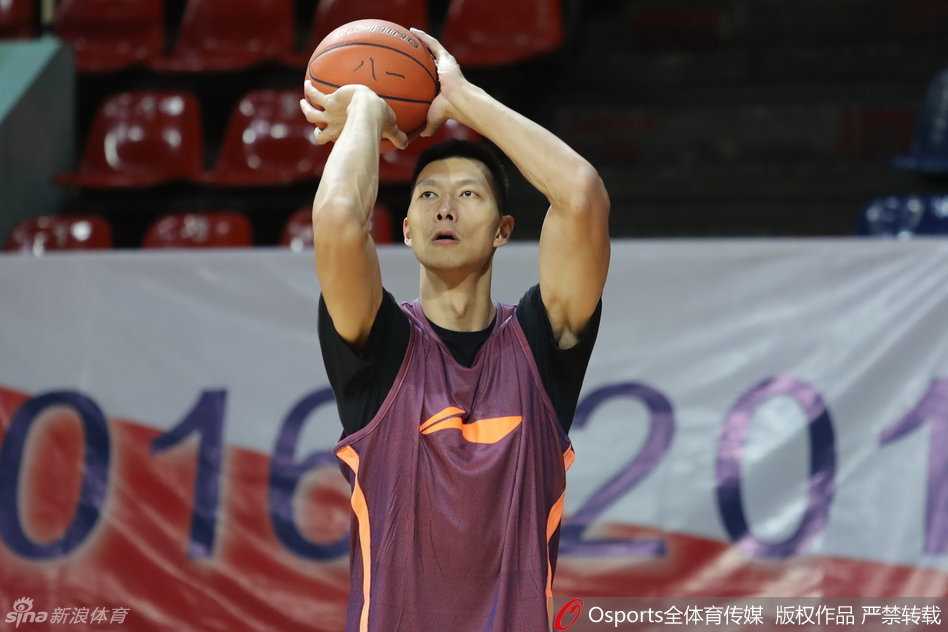 易建联领衔广东众将厉兵秣马 静候军粤大战王治郅现身 大外援布泽尔在低位秀出细腻手感,以一记轻盈的抛投完成进攻,仿佛穿越回巅峰时期。