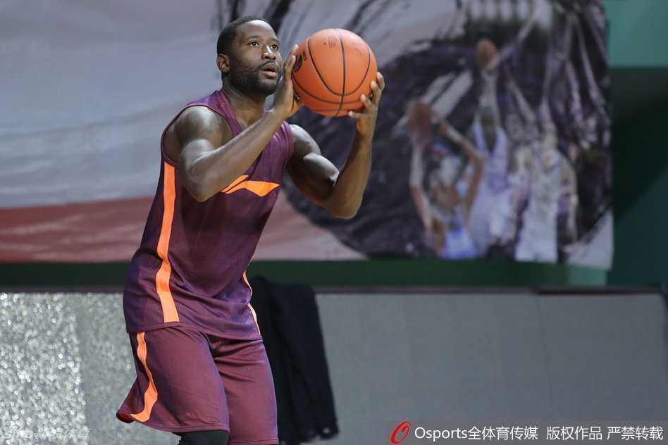 易建联领衔广东众将厉兵秣马 静候军粤大战王治郅现身 广东队组织核心斯隆在赛前训练中专注跳投,篮球划过球场上空的优美弧线。