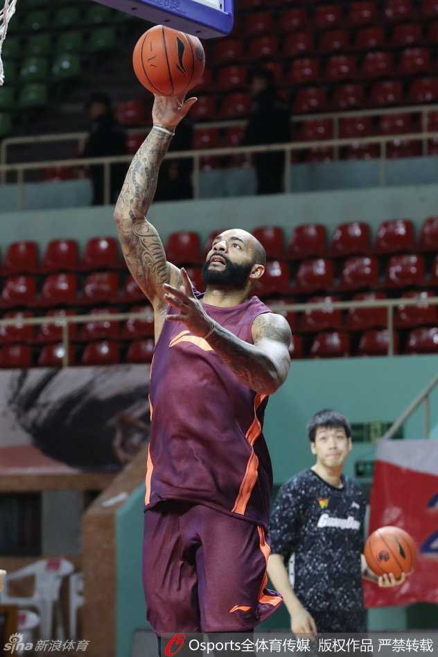 易建联领衔广东众将厉兵秣马 静候军粤大战王治郅现身 主教练杜峰神情严肃,与体能教练双手比划,细致讨论着当晚的球员轮换与体能分配策略。