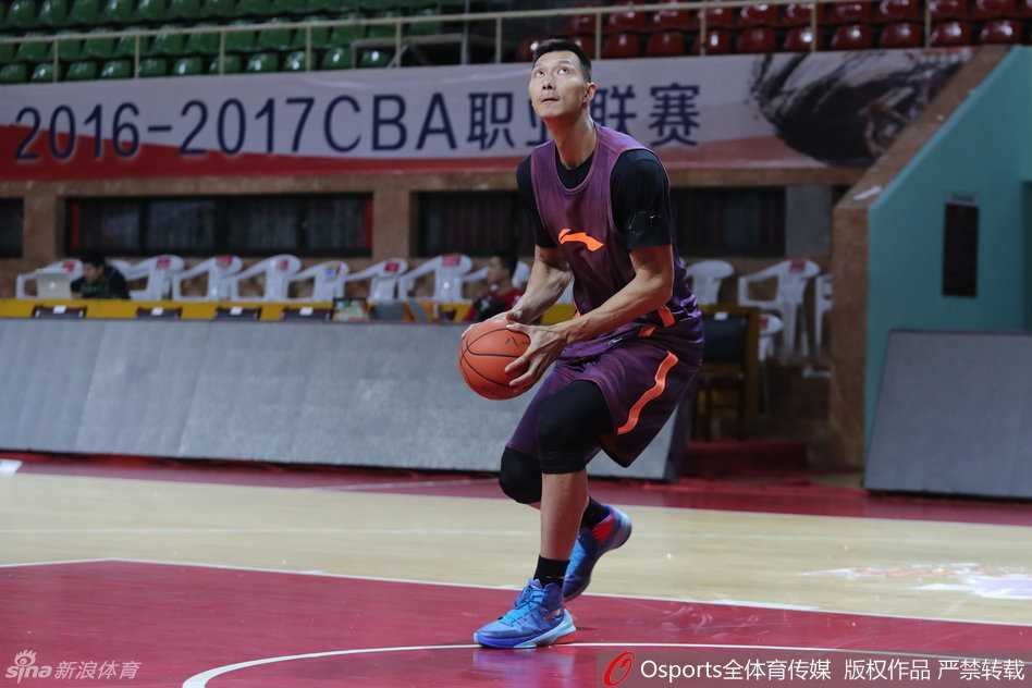 易建联领衔广东众将厉兵秣马 静候军粤大战王治郅现身 易建联在篮筐侧面进行跳投热身,眼神专注,肌肉线条在训练服下若隐若现。