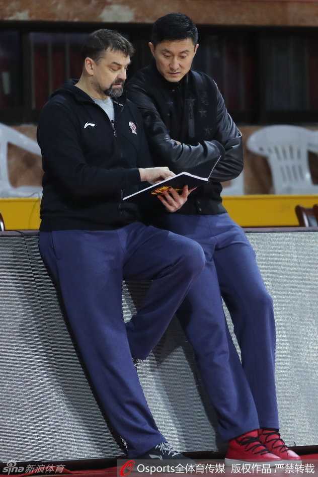 易建联领衔广东众将厉兵秣马 静候军粤大战王治郅现身 赛前场边出现温馨一幕,杜峰与前来观战的中国篮球传奇王治郅亲切交谈,两人面带微笑。
