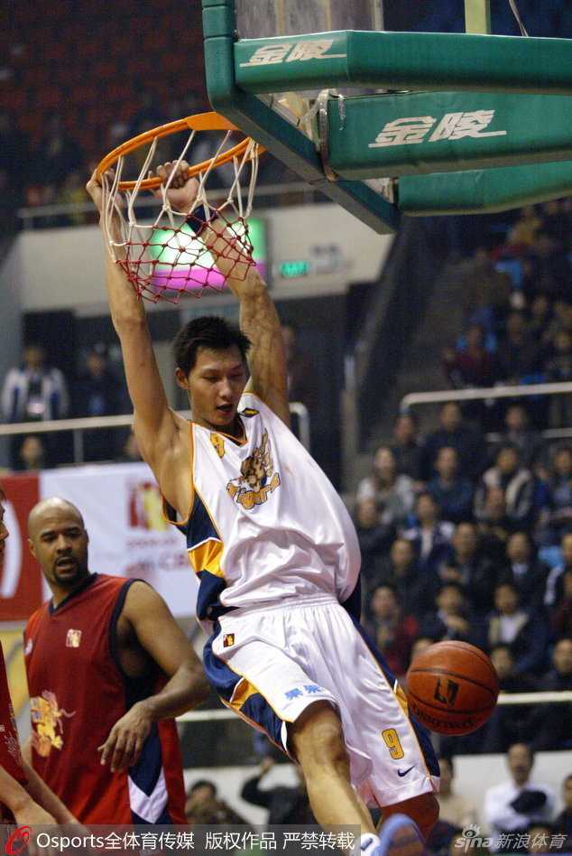 易建联:从青涩少年到中国男篮脊梁的峥嵘岁月 少年易建联在赛场上眼神犀利,运球突破时身形矫健,仿佛一颗冉冉升起的新星,浑身上下散发着无法掩盖的篮球天赋。