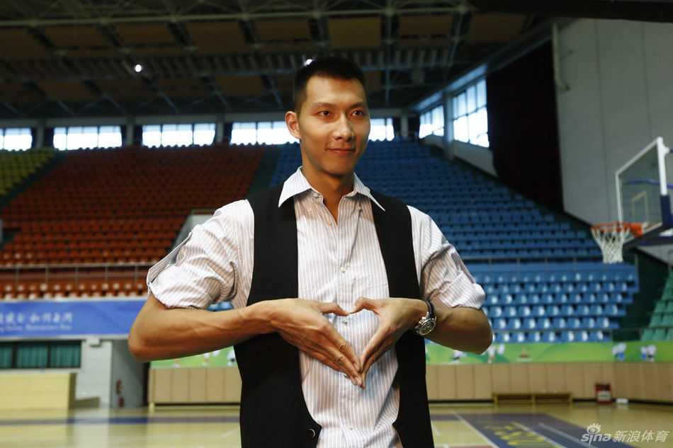 易建联:从青涩少年到中国男篮脊梁的峥嵘岁月 身披雄鹿战袍的易建联高高跃起,面对热火球星韦德送出一记震撼全场的钉板大帽,他用劲爆的身体素质向NBA宣告:中国飞人来了!