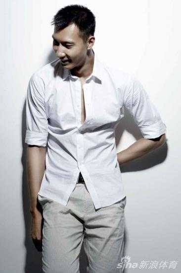 易建联:从青涩少年到中国男篮脊梁的峥嵘岁月 易建联在篮网队时期手感滚烫,面对防守队员冷静出手,篮球划过完美弧线应声入网,这一晚他怒砍30+,让整个球馆为他沸腾。