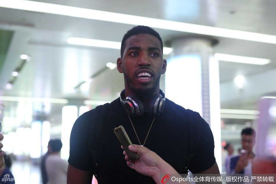 昔日国王内线驰援齐鲁,山东男篮新援汤普森空降济南 身披山东队战袍的汤普森在训练馆里高高跃起,五指紧紧抓球,手臂青筋暴起,仿佛要将新赛季的所有压力一并扣碎。