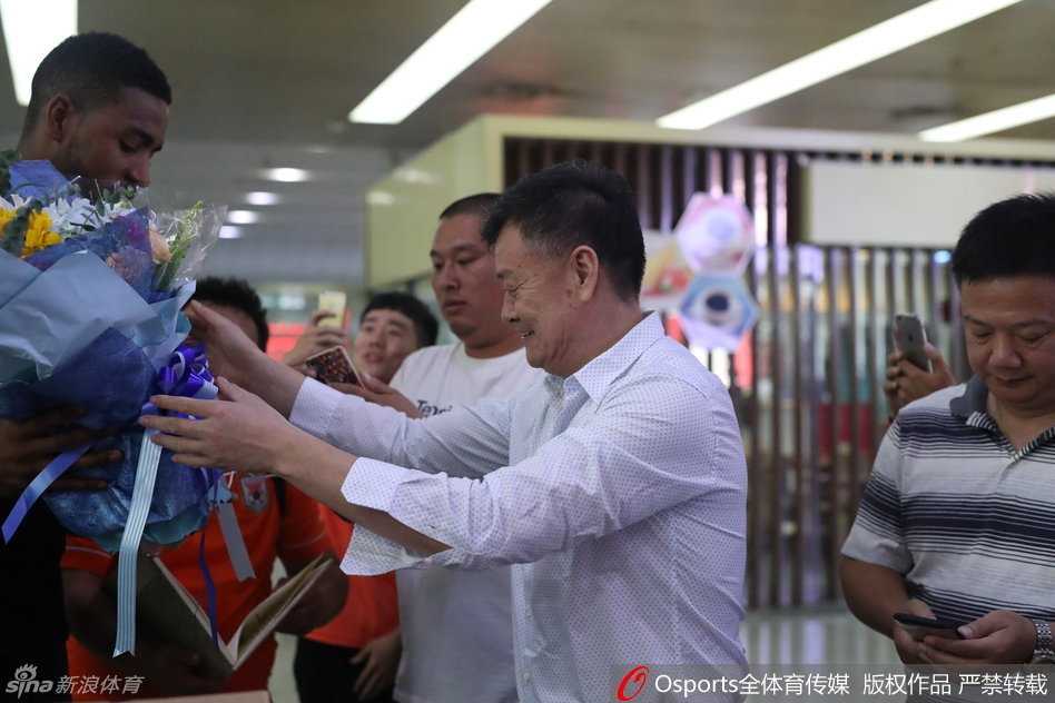 昔日国王内线驰援齐鲁,山东男篮新援汤普森空降济南 训练场上汤普森单手劈扣,篮球应声入网,张开的五指和紧绷的肌肉线条定格了暴力美学的瞬间,场边的队友无不侧目。