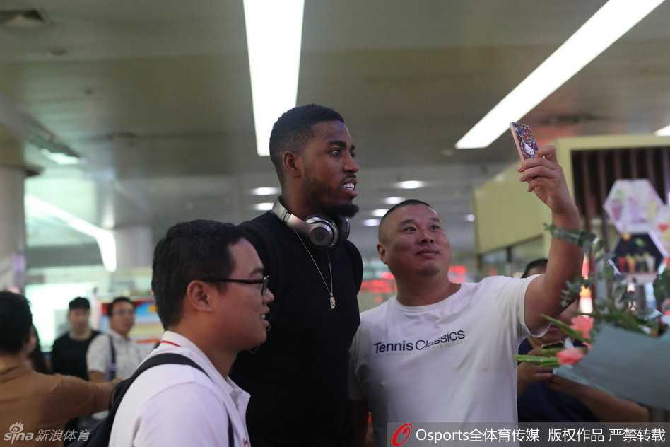 昔日国王内线驰援齐鲁,山东男篮新援汤普森空降济南 训练间隙,汤普森俯身聆听主教练布置战术,汗水顺着脸颊滑落,专注的神情展现出一名职业球员对战术纪律的绝对服从。