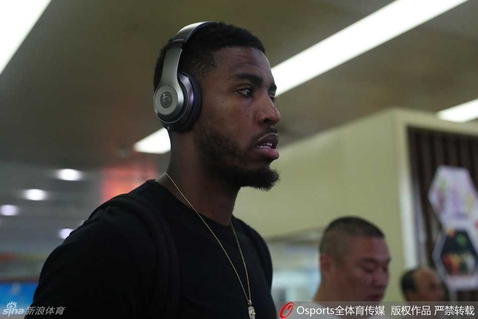 昔日国王内线驰援齐鲁,山东男篮新援汤普森空降济南 汤普森在热身赛中背身要位,防守球员被他死死卡在身后,如同巨轮抛下的铁锚,稳稳扎根在禁区这片属于他的海域。