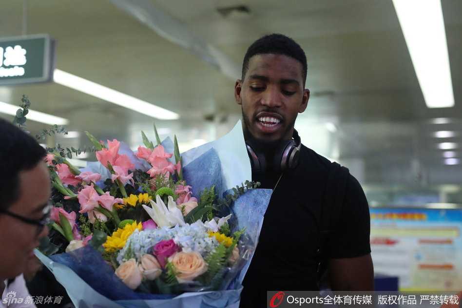 昔日国王内线驰援齐鲁,山东男篮新援汤普森空降济南 走出机场通道的汤普森面对接机人群,眼神中带着旅途的疲惫与对新征程的渴望,身后巨大的行李箱装满了他在NBA八年的回忆与荣誉。