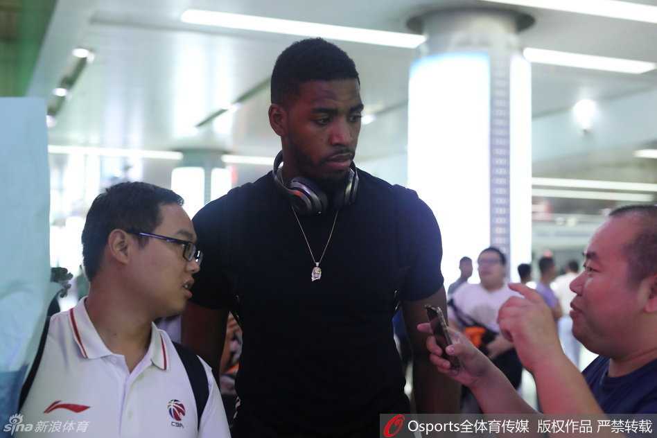 昔日国王内线驰援齐鲁,山东男篮新援汤普森空降济南 镜头聚焦汤普森腼腆的笑容,他披着明亮的橙色训练服,眼神中既有对新东家的好奇,也透着一股要在CBA证明自己的狠劲儿。