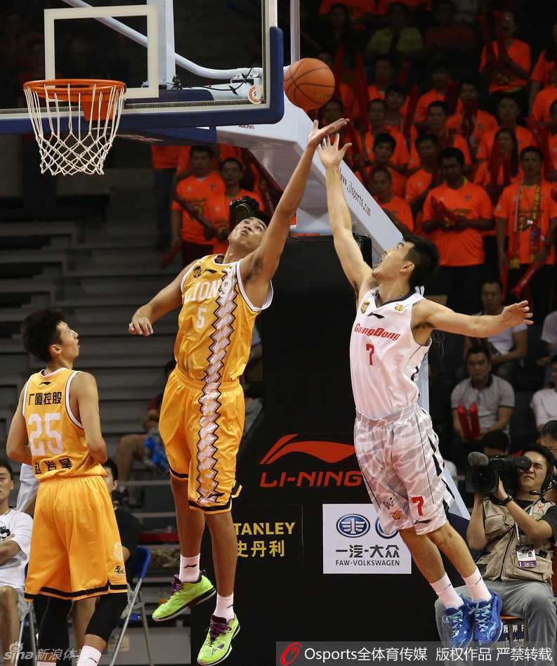 昔日师徒今对决:李春江面对旧主,广东德比硝烟弥漫 易建联完成惊天暴扣后霸气侧漏,凌厉的眼神扫过全场,宣告着他对禁区的绝对统治。